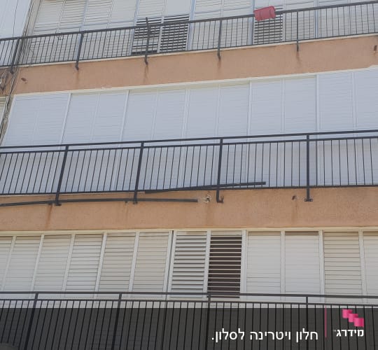 מעקות אלומיניום שחורים על מרפסות בניין
